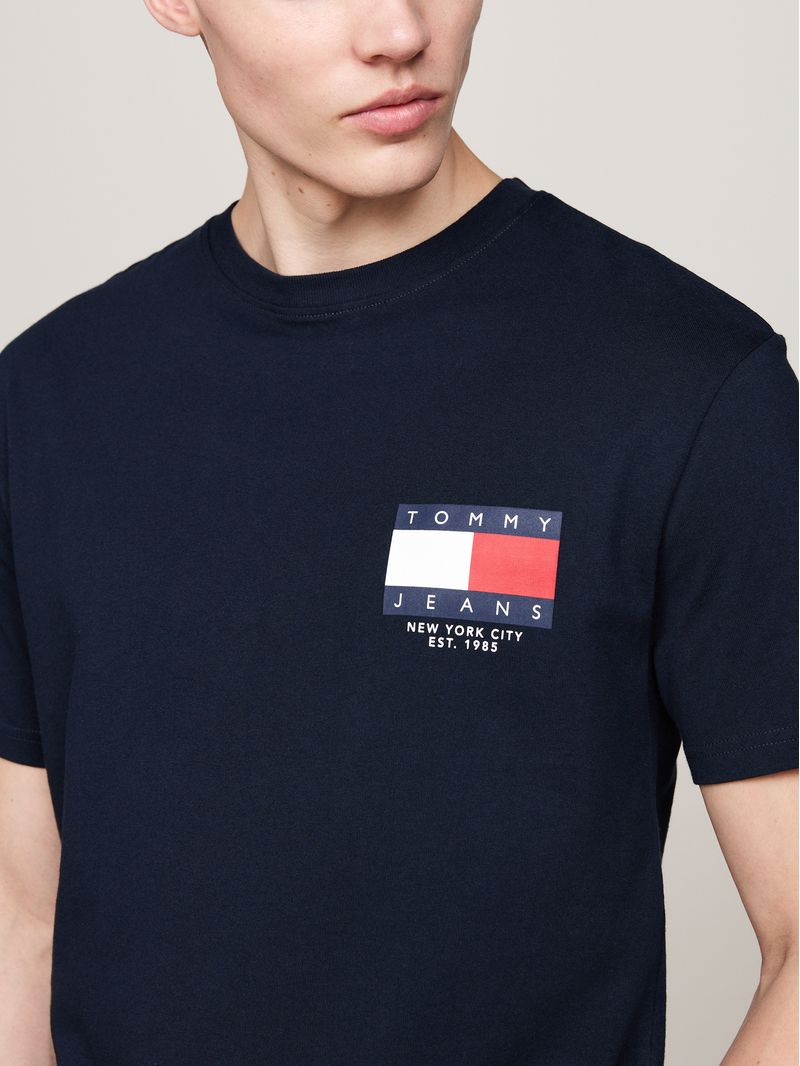 Playera-con-logo-en-la-espalda