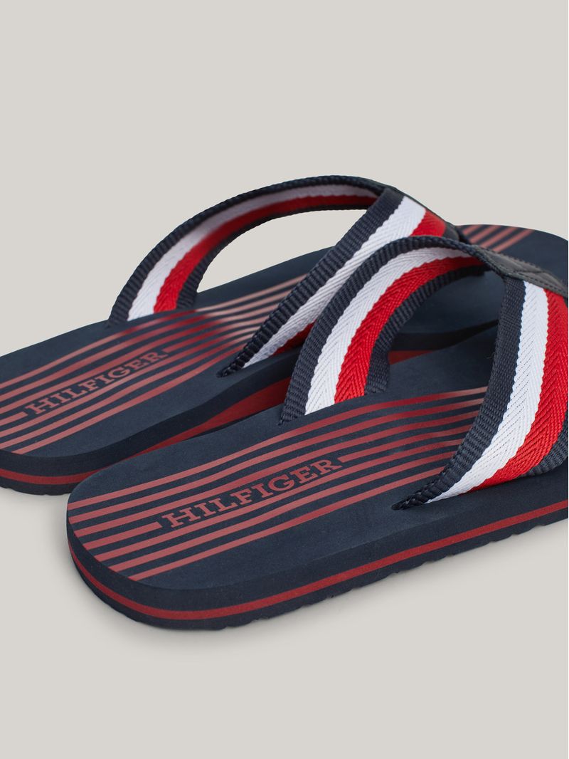 Chancletas-con-cinta-distintiva-en-tiras