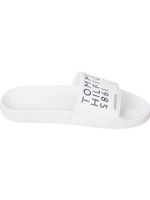 Chancletas-con-logos-y-tiras-en-tejido-trenzado