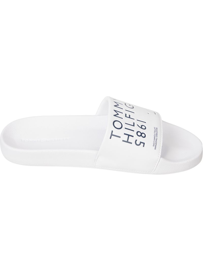 Chancletas-con-logos-y-tiras-en-tejido-trenzado