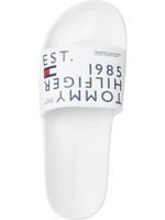 Chancletas-con-logos-y-tiras-en-tejido-trenzado
