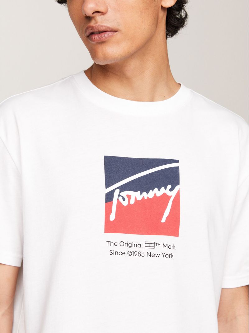Playera-de-cuello-redondo-con-logo