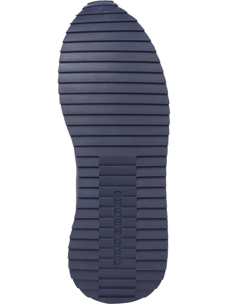 Zapato-tenis-de-estilo-running-con-suela-dentada