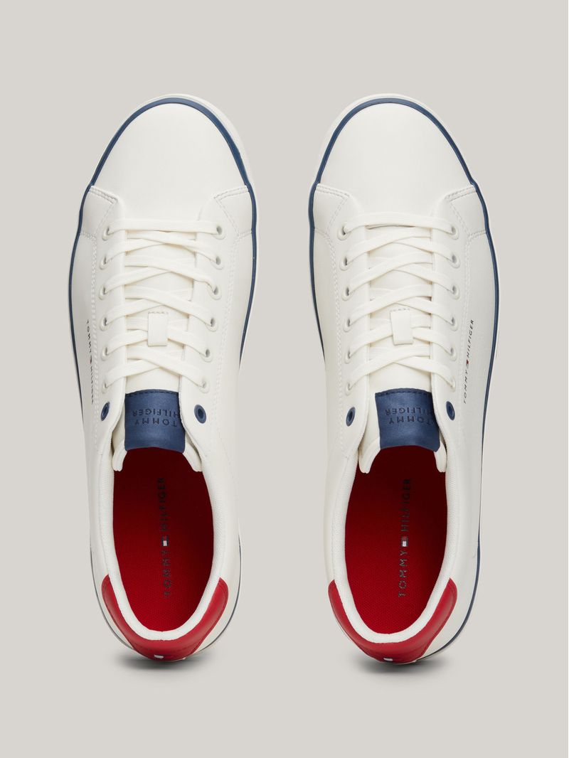Zapato-tenis-deportivos-con-logo-y-ventilacion
