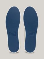 Zapato-tenis-deportivos-con-logo-y-ventilacion