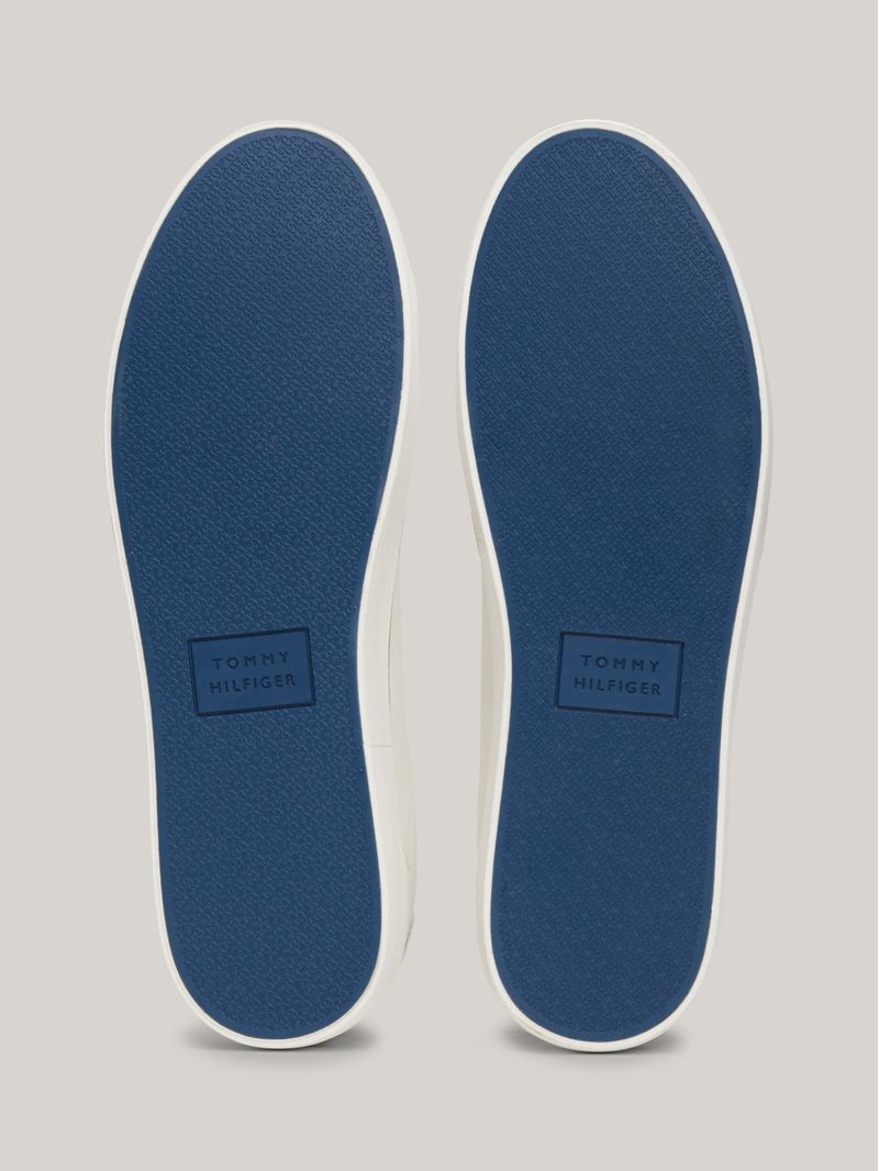Zapato-tenis-deportivos-con-logo-y-ventilacion