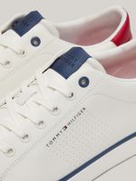 Zapato-tenis-deportivos-con-logo-y-ventilacion