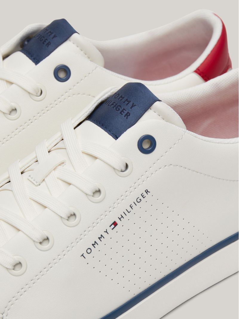 Zapato-tenis-deportivos-con-logo-y-ventilacion