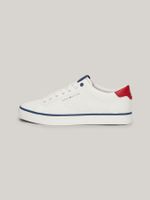Zapato-tenis-deportivos-con-logo-y-ventilacion