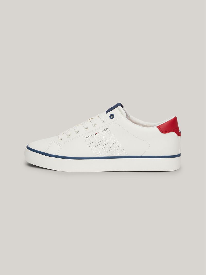 Zapato-tenis-deportivos-con-logo-y-ventilacion