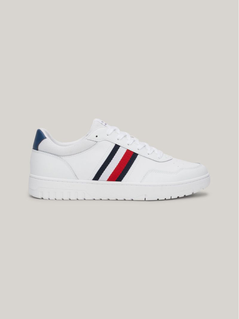 Zapato-tenis-deportivos-con-suela-dentada