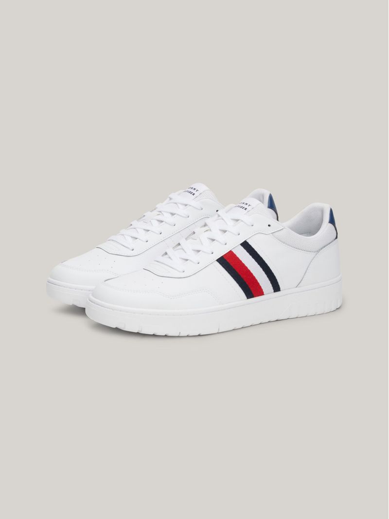 Zapato-tenis-deportivos-con-suela-dentada