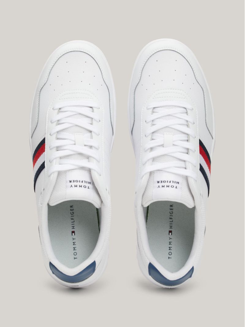 Zapato-tenis-deportivos-con-suela-dentada