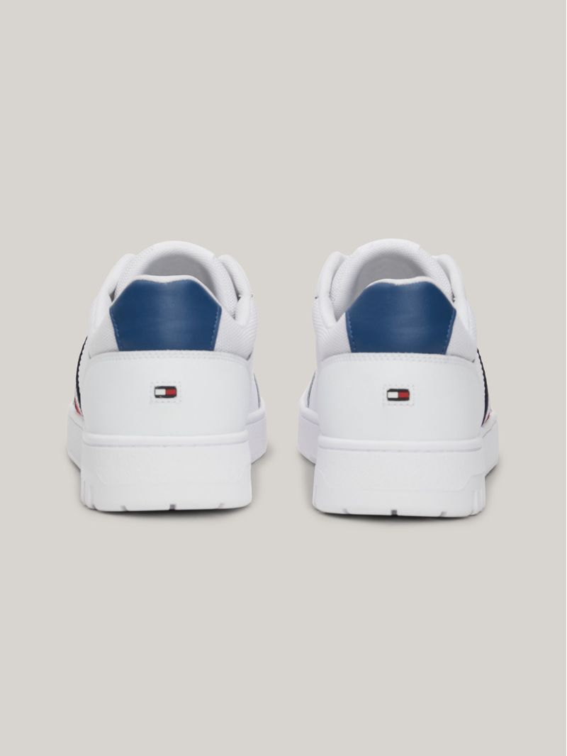 Zapato-tenis-deportivos-con-suela-dentada