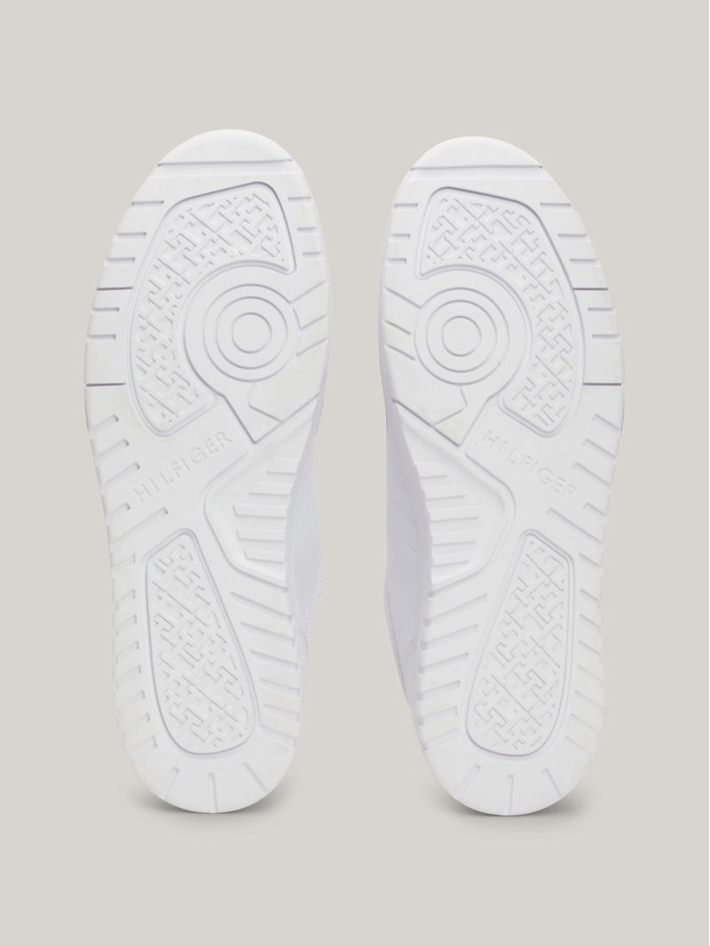 Zapato-tenis-deportivos-con-suela-dentada