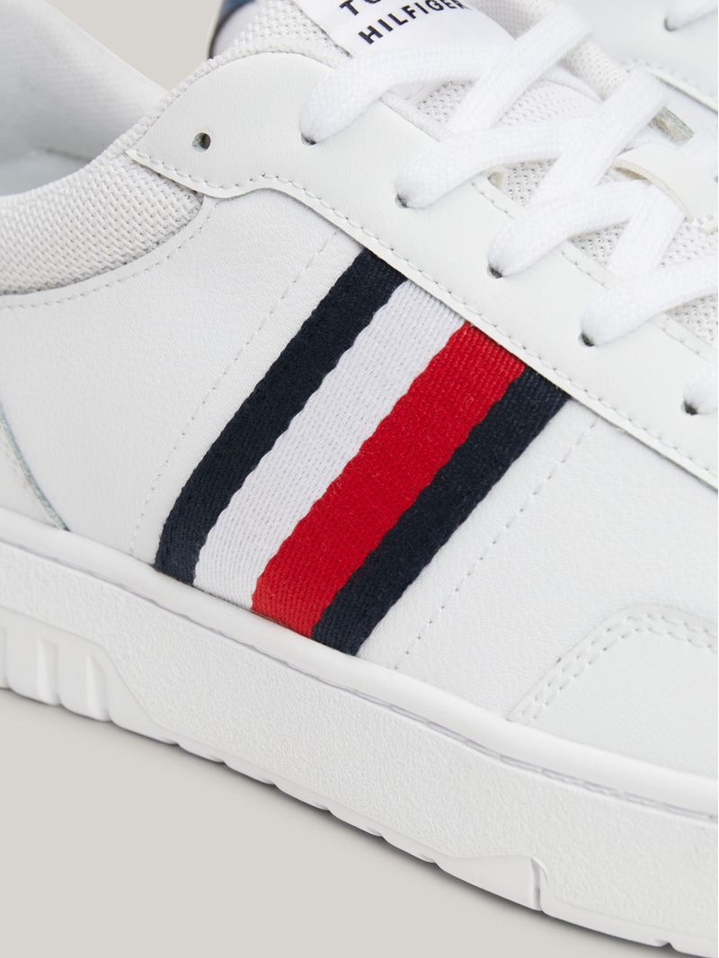 Zapato-tenis-deportivos-con-suela-dentada