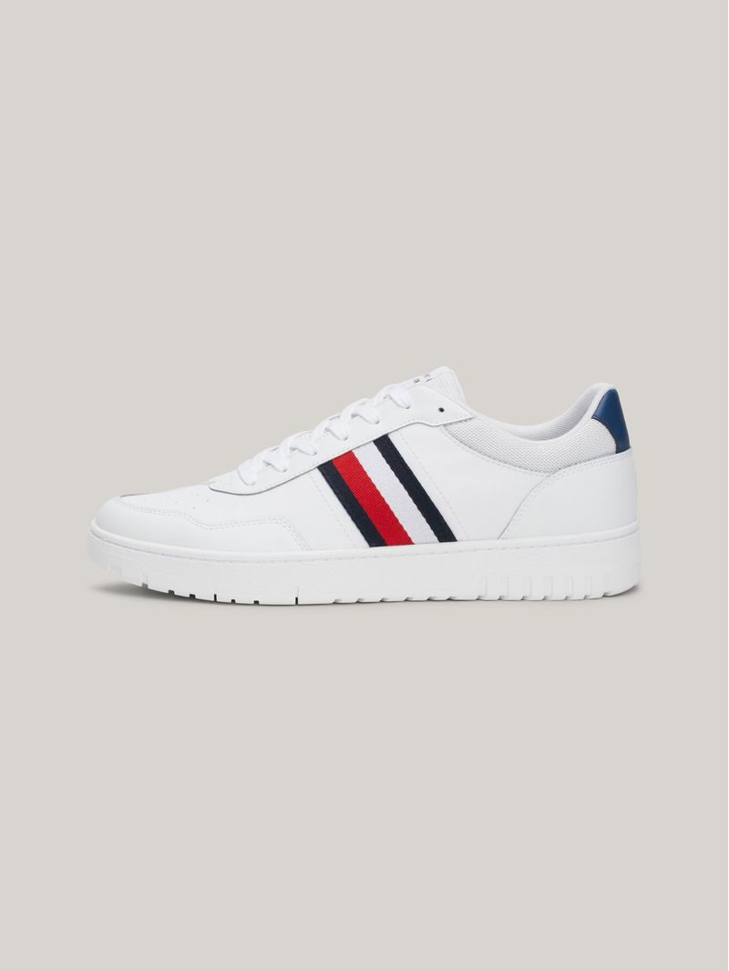 Zapato-tenis-deportivos-con-suela-dentada