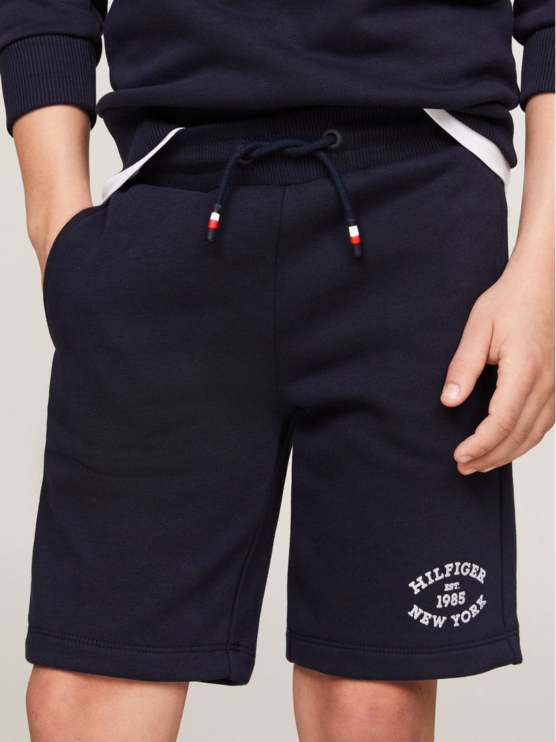 Short-de-chandal-con-monotipo