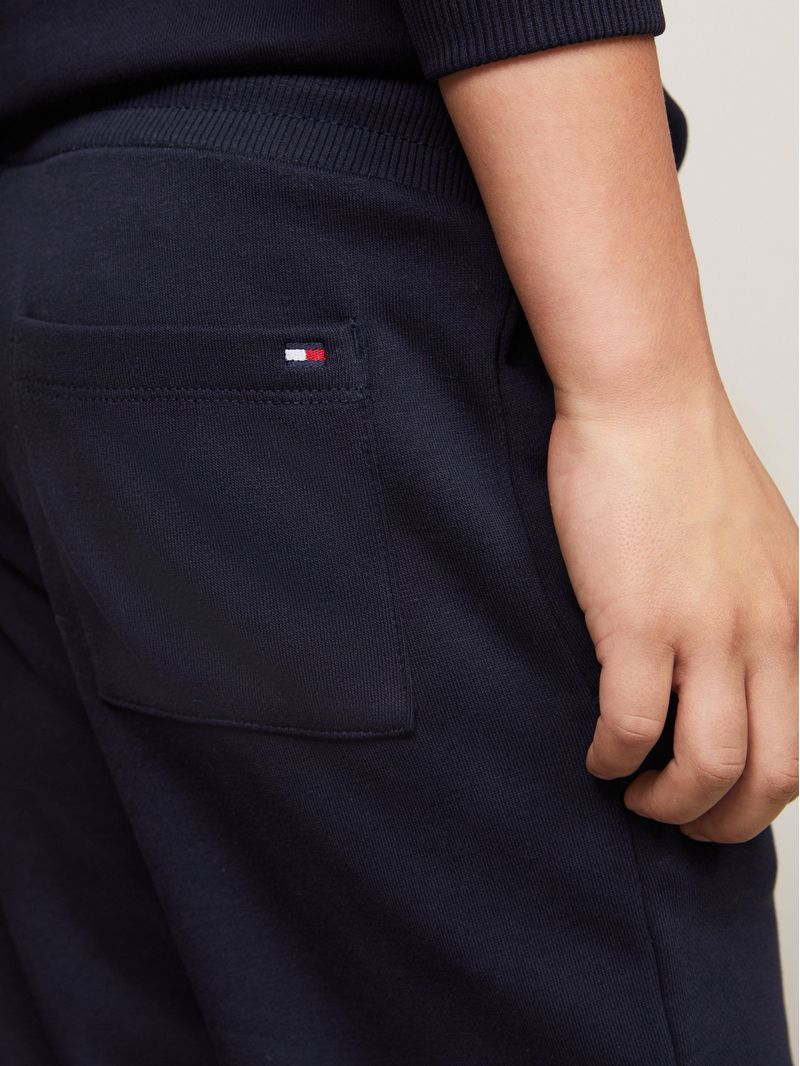 Short-de-chandal-con-monotipo