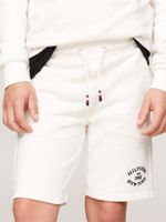Short-de-chandal-con-monotipo