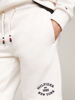Short-de-chandal-con-monotipo