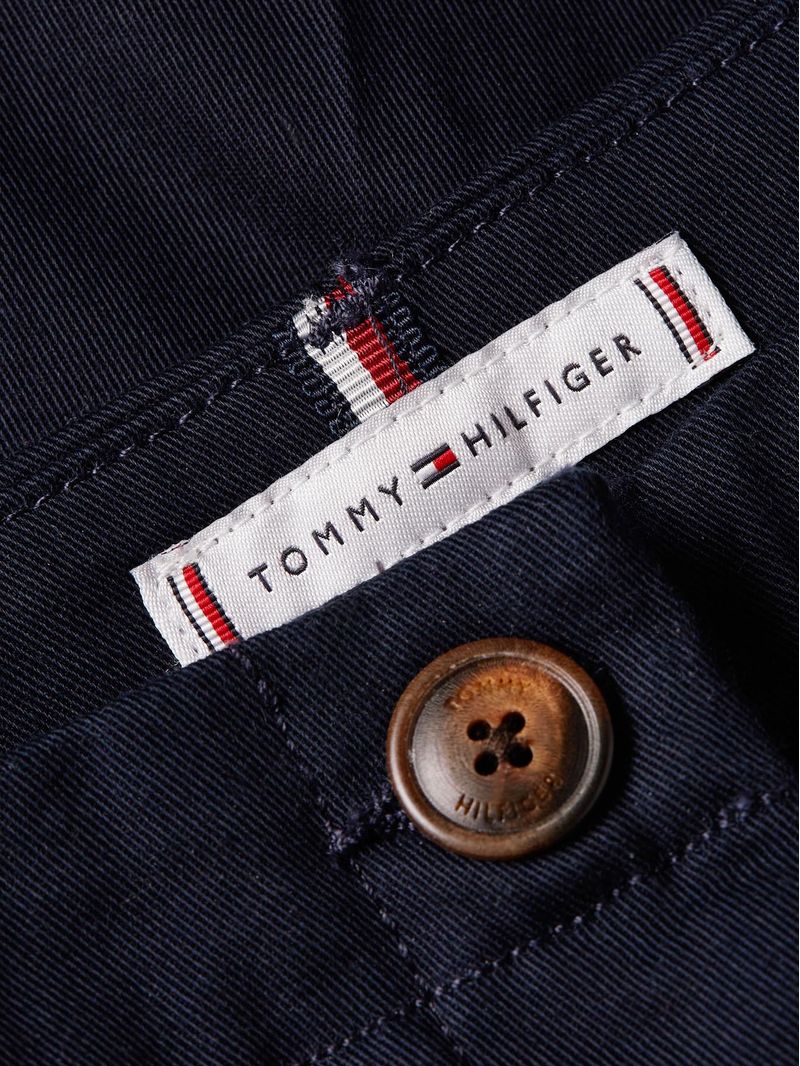 Pantalon-chino-con-logo