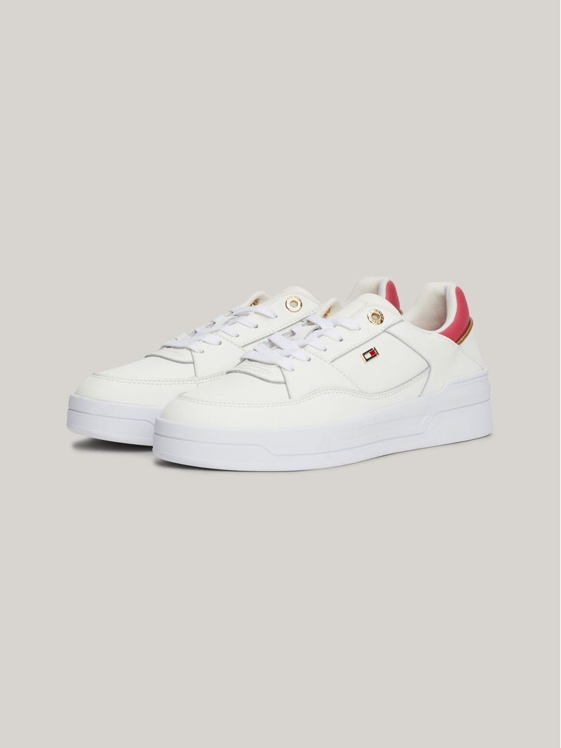 Zapato-tenis-con-logo-esmaltado
