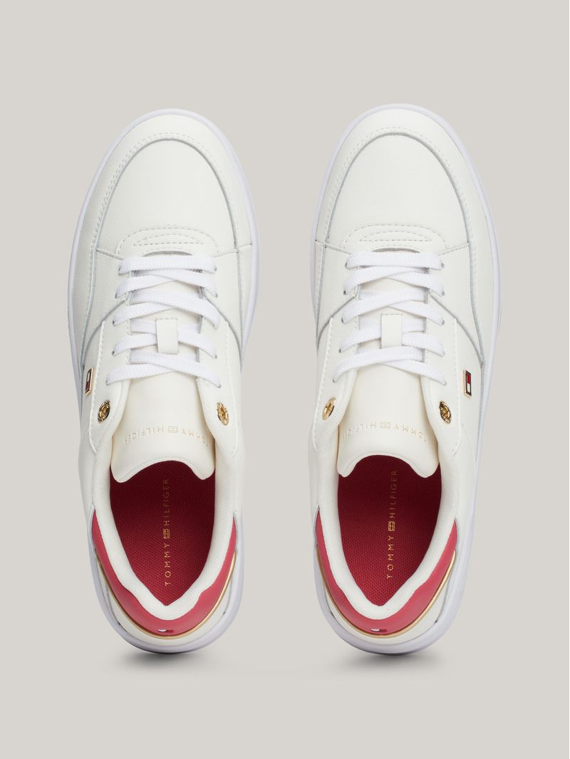 Zapato-tenis-con-logo-esmaltado