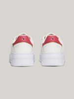 Zapato-tenis-con-logo-esmaltado