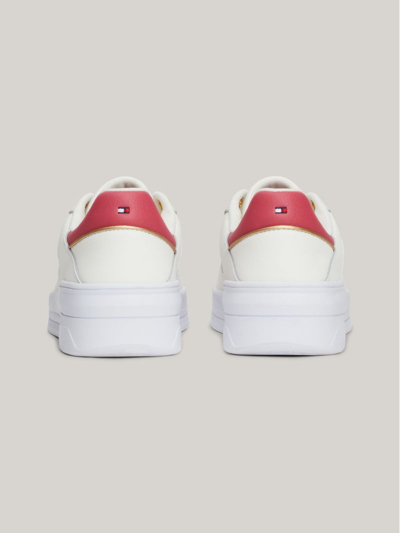 Zapato-tenis-con-logo-esmaltado