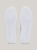 Zapato-tenis-con-logo-esmaltado