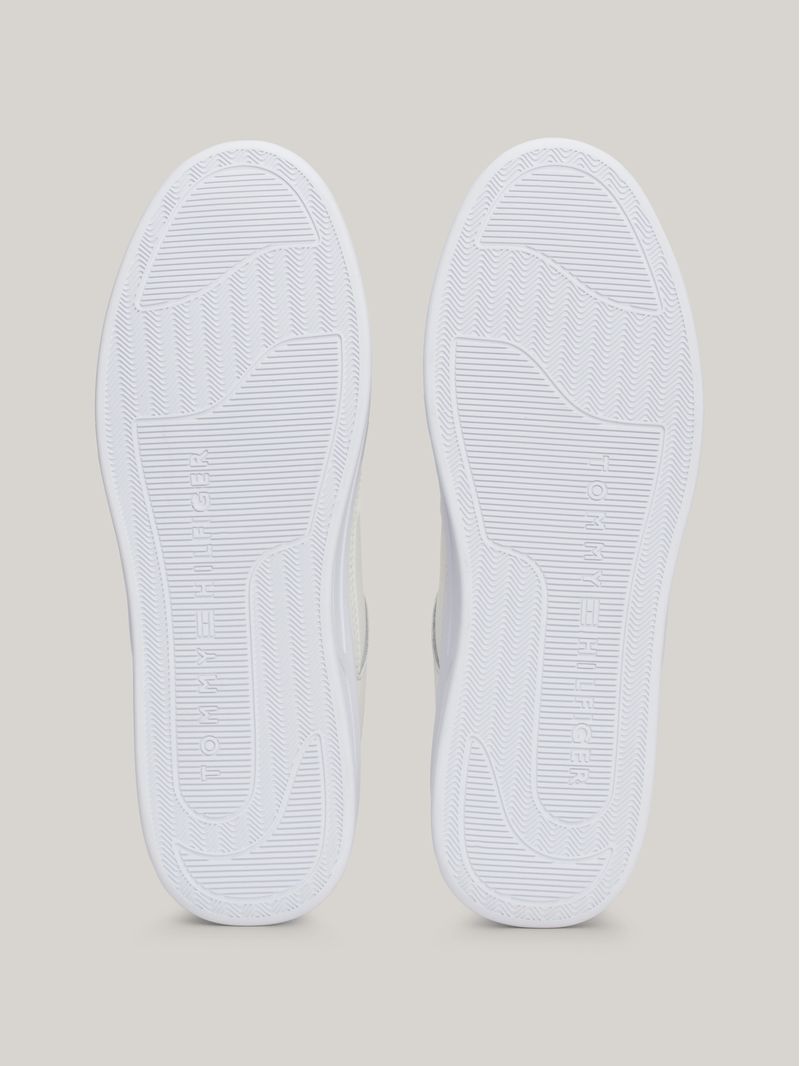 Zapato-tenis-con-logo-esmaltado