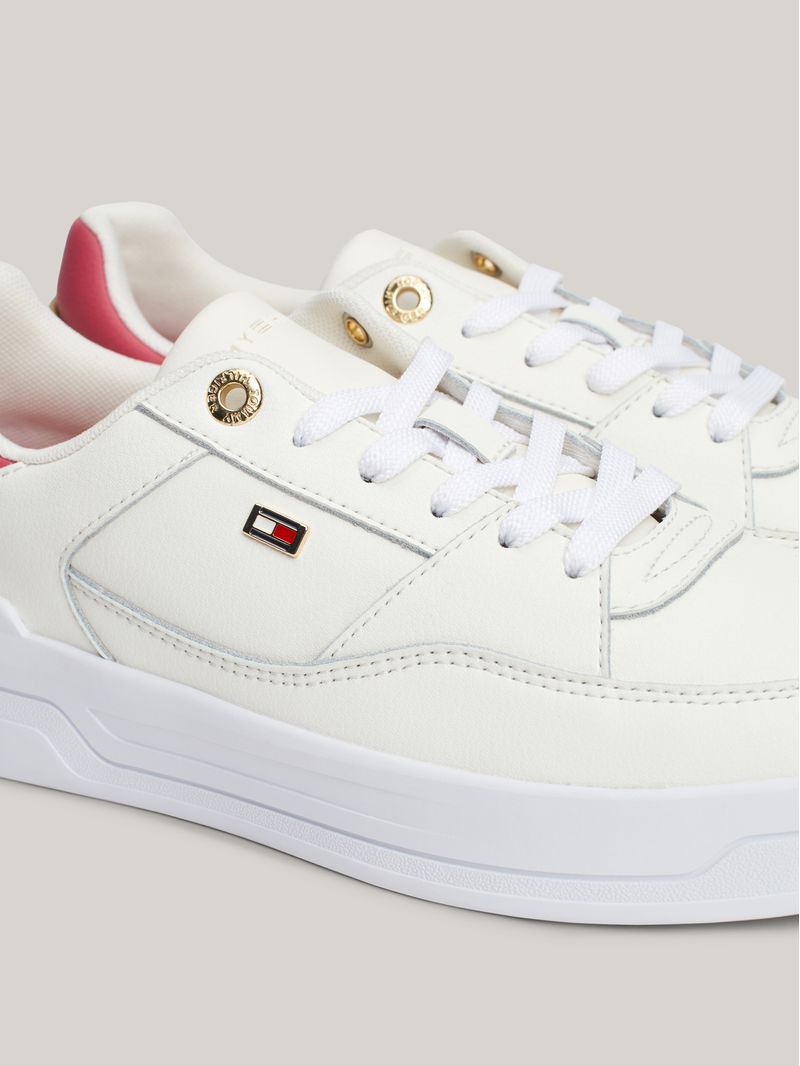 Zapato-tenis-con-logo-esmaltado