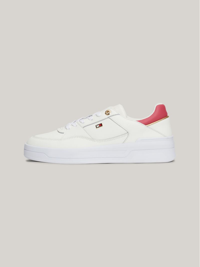 Zapato-tenis-con-logo-esmaltado