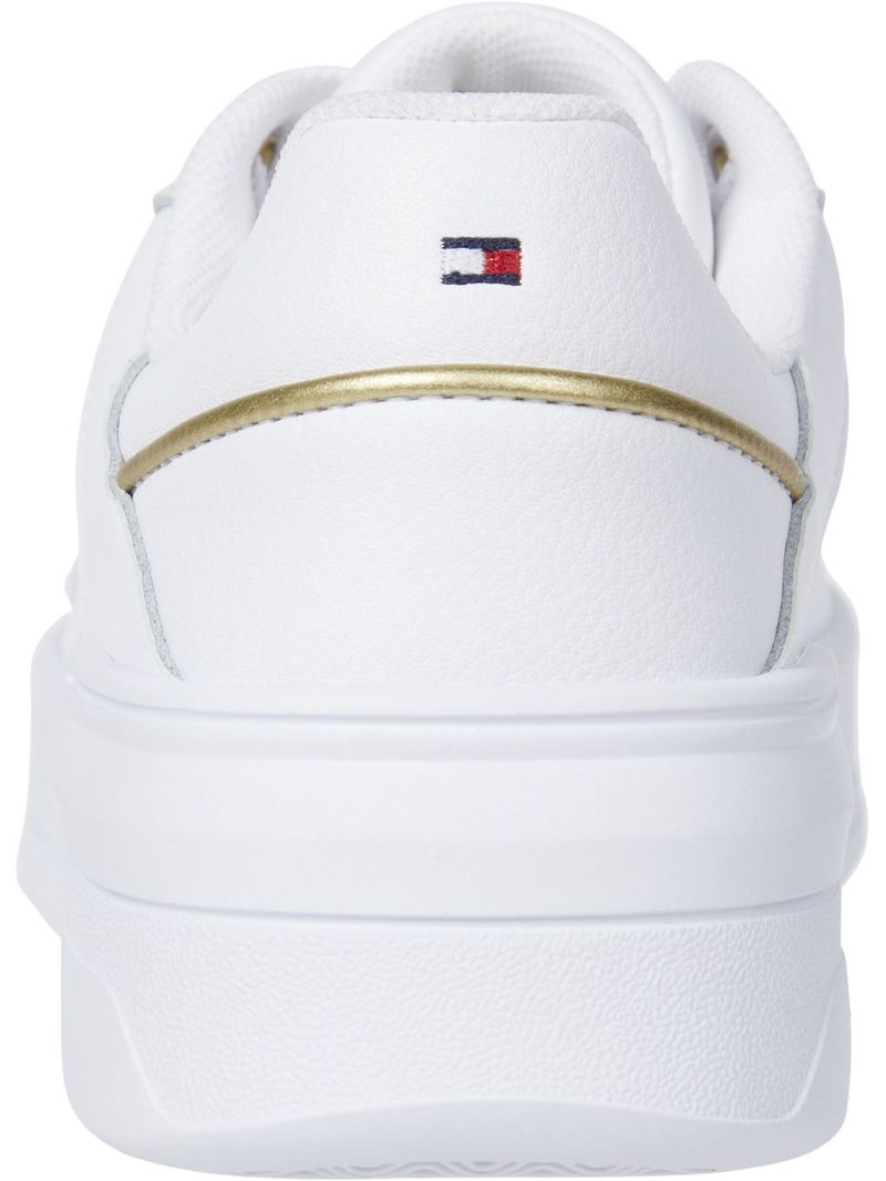 Zapato-tenis-con-logo-esmaltado