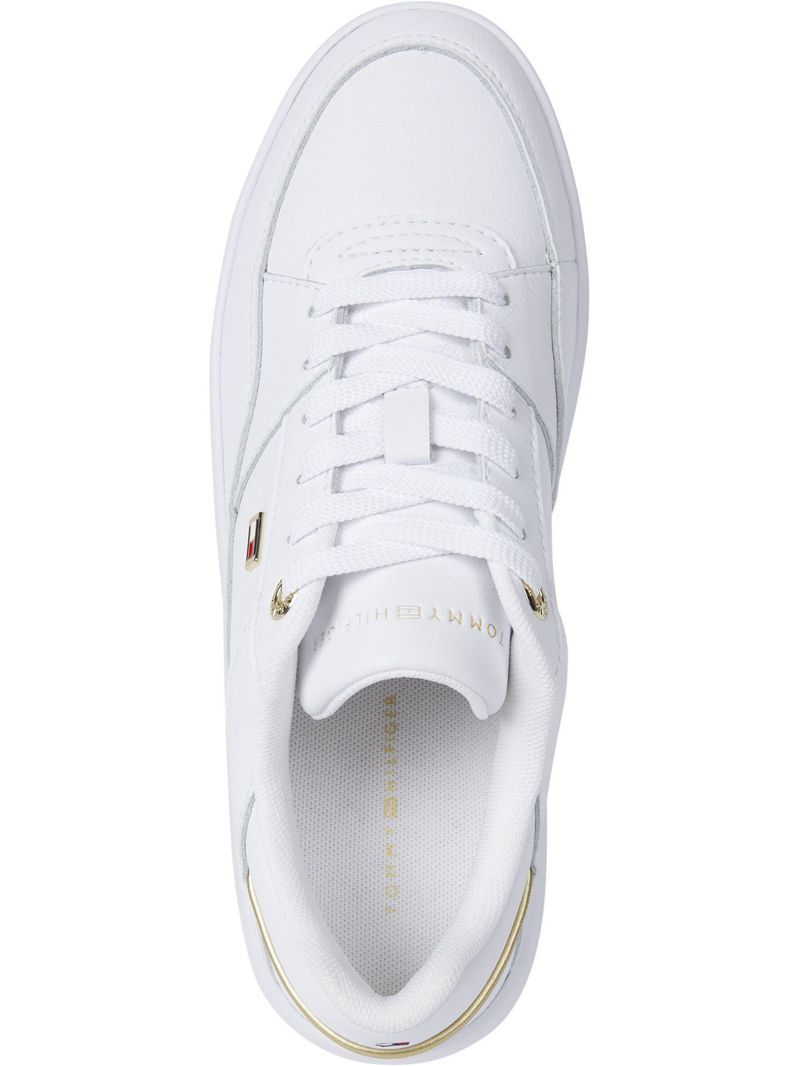 Zapato-tenis-con-logo-esmaltado