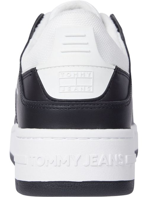 Zapato tenis de cuero con parche en relieve