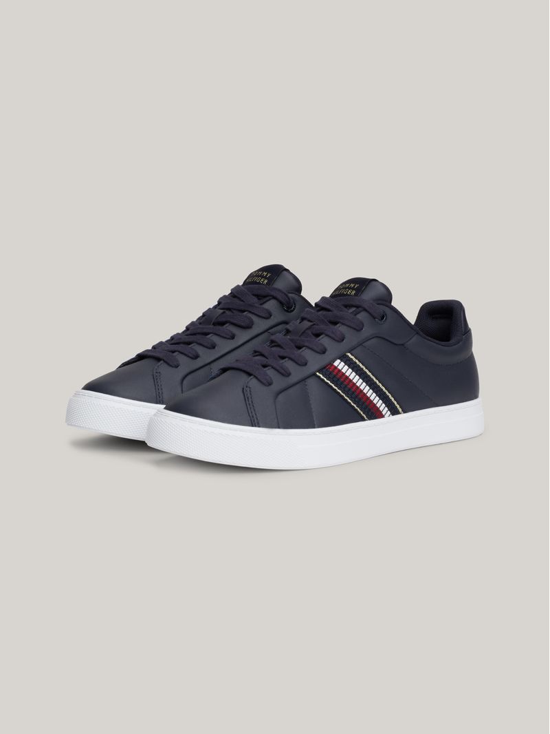 Zapato-tenis-de-tenis-con-cinta-distintiva