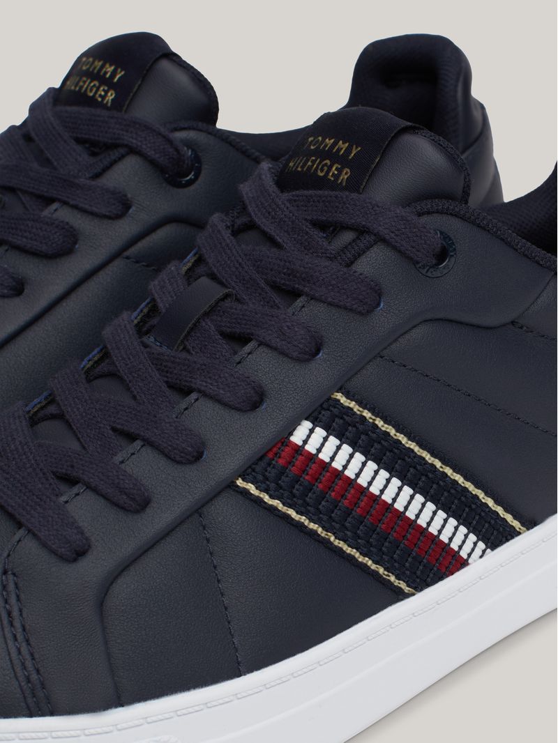 Zapato-tenis-de-tenis-con-cinta-distintiva
