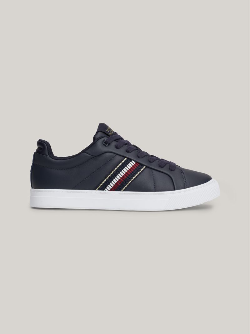 Zapato-tenis-de-tenis-con-cinta-distintiva