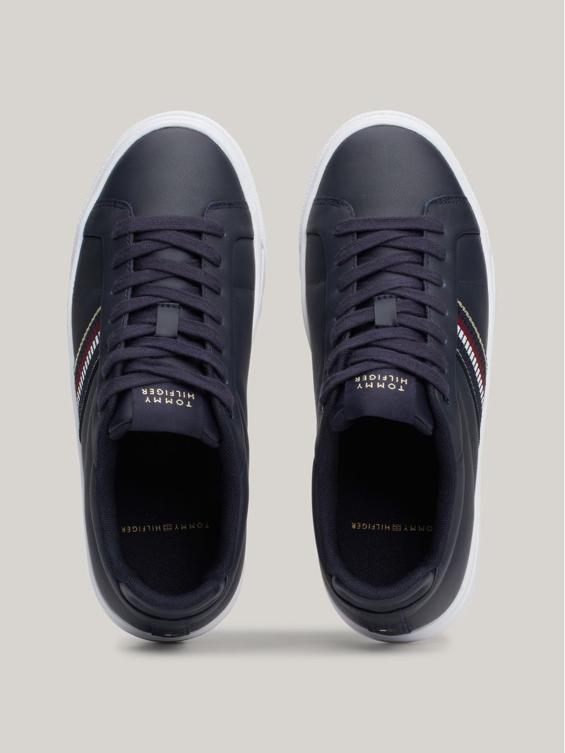 Zapato-tenis-de-tenis-con-cinta-distintiva