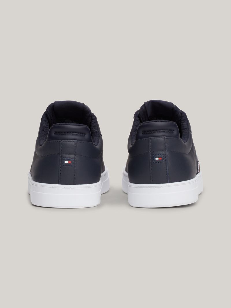 Zapato-tenis-de-tenis-con-cinta-distintiva