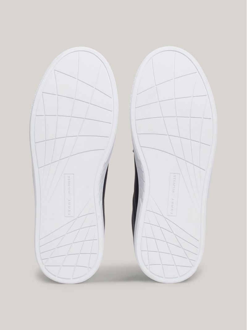 Zapato-tenis-de-tenis-con-cinta-distintiva