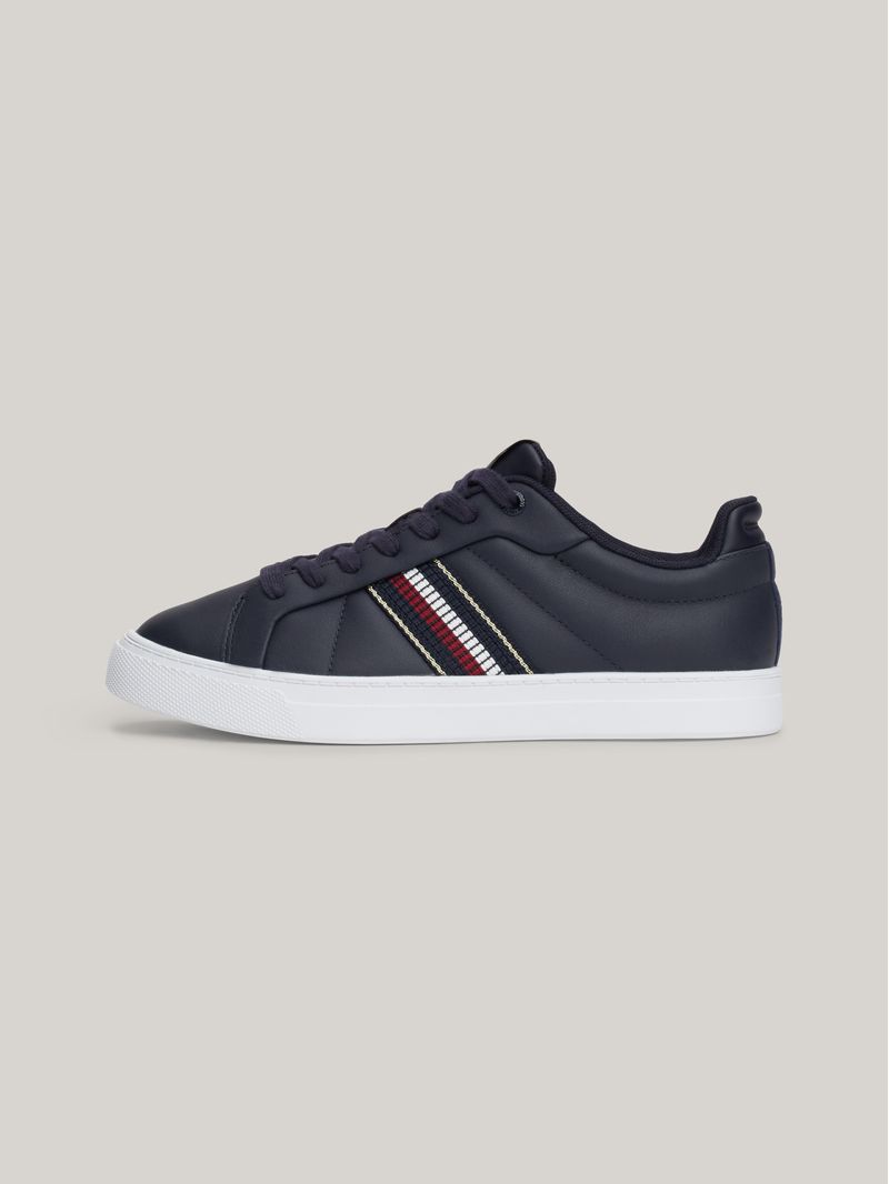 Zapato-tenis-de-tenis-con-cinta-distintiva