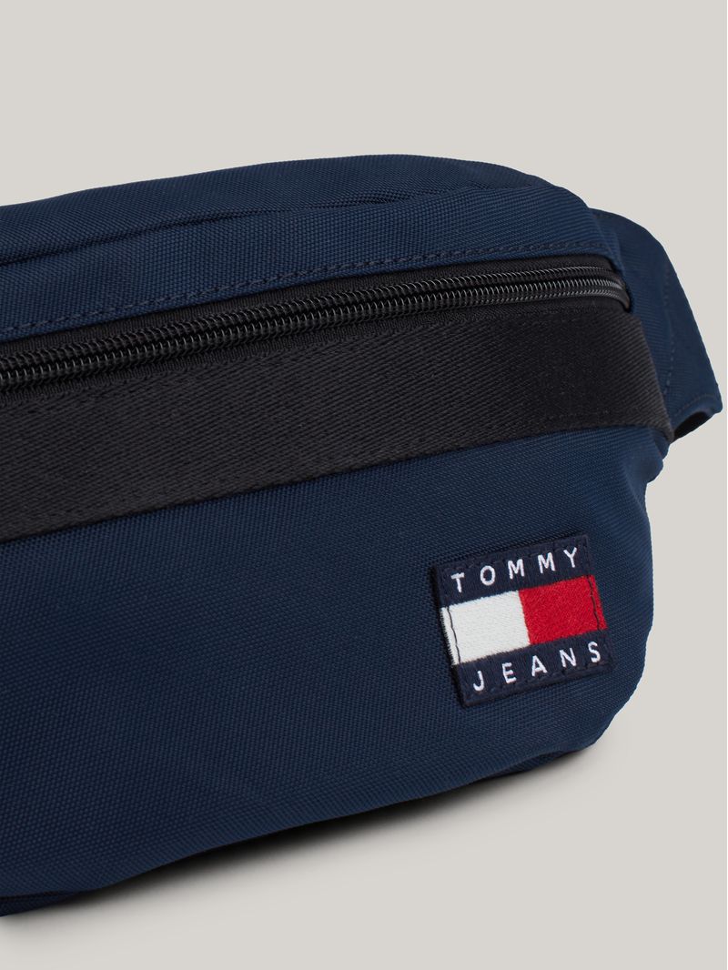 Cangurera-Essential-con-inscripcion-de-Tommy