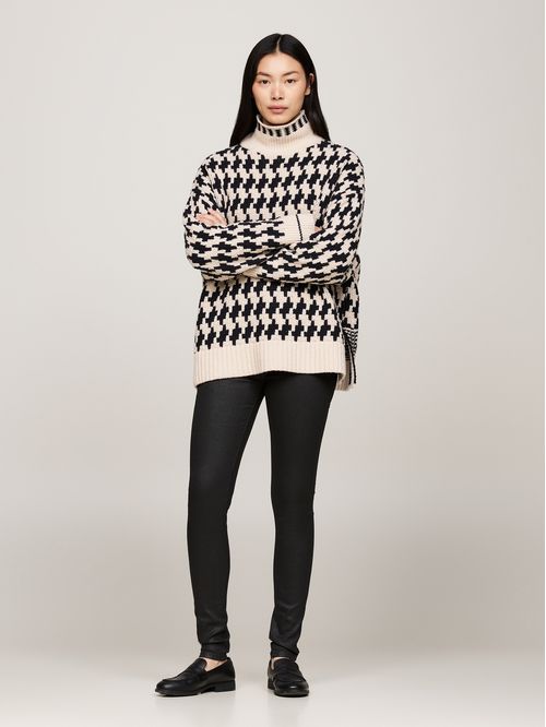 Jeans ceñidos de talle alto revestidos y negros