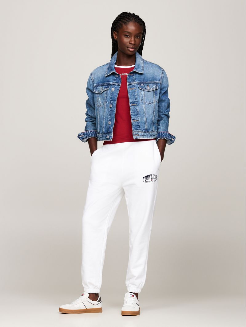Joggers-amplios-con-logo-universitario