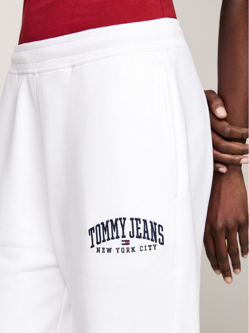 Joggers-amplios-con-logo-universitario