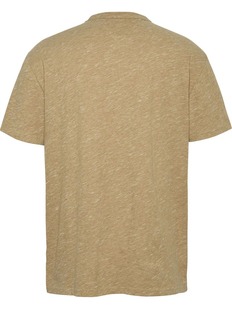 Playera-con-logo-de-parche-de-corte-slim