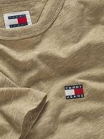 Playera-con-logo-de-parche-de-corte-slim